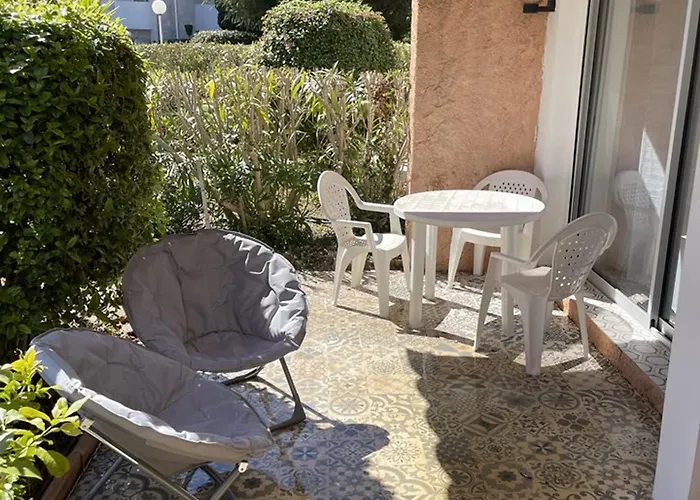 Studio Climatise En Bord De Mer Avec Parking A Hyeres - Fr-1-335-204