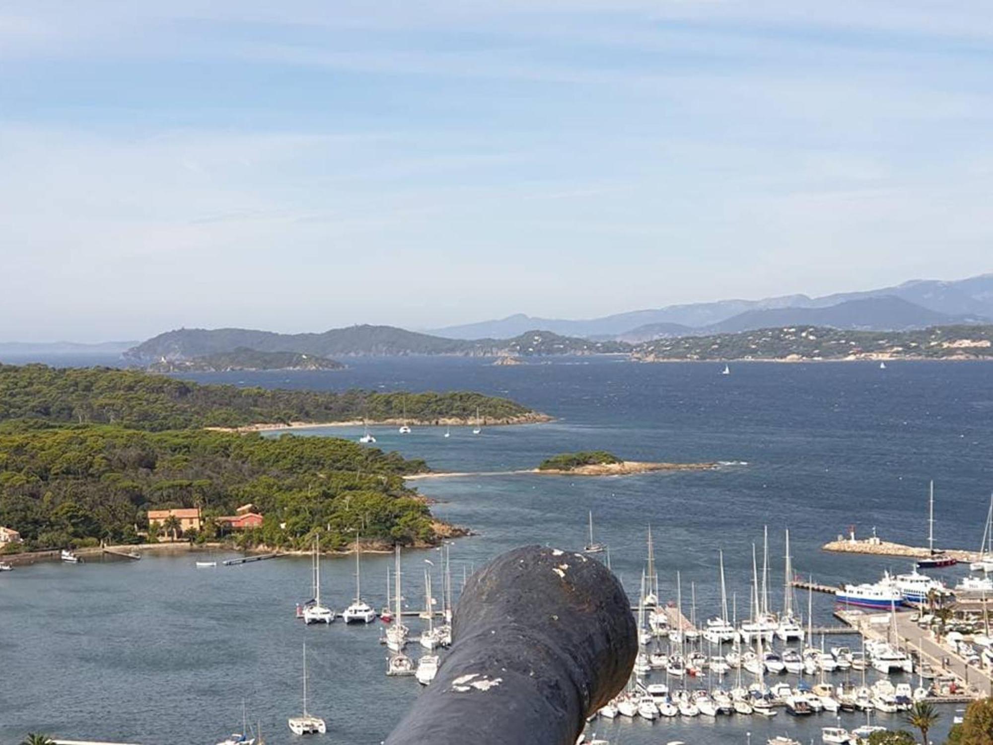 Climatise En Bord De Avec Parking A - Fr-1-335-204 Appartement *